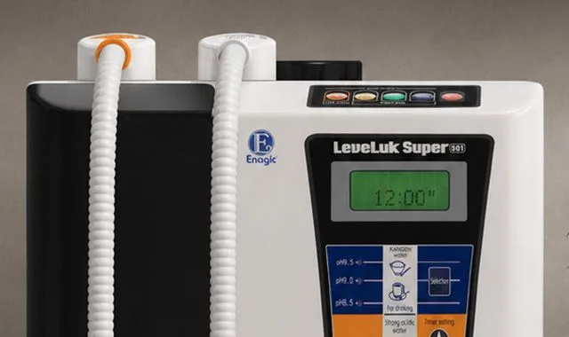 Das Doppelschlauchsystem und das Bedienfeld des Super 501 mit laufendem Produktionstimer